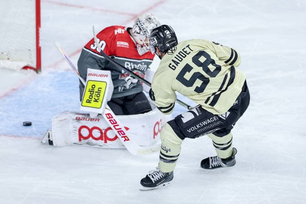 September 18, 2026, Ice Hockey, DEL, Kölner Haie vs. Grizzlys Wolfsburg, Matchday 1, 2026–27 Season, Lanxess Arena, Cologne: Shot on goal, goal to tie the game at 3–3 by Tyler Gaudet of the Grizzlys Wolfsburg (No. 58) against goalie Janne Juvonen of the Kölner Haie (No. 30), North Rhine-Westphalia, Germany