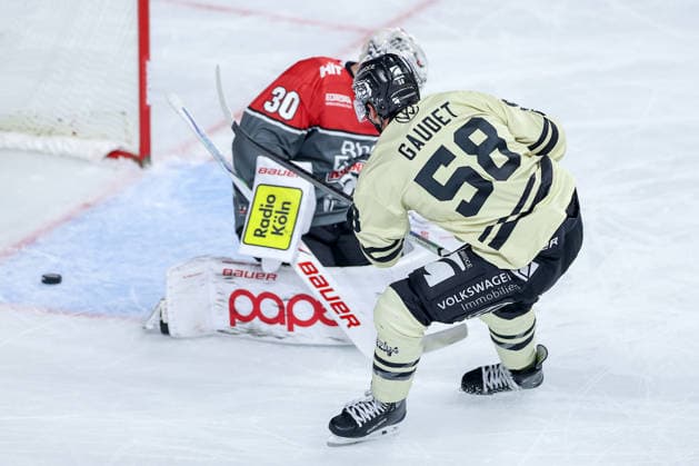 September 18, 2026, Ice Hockey, DEL, Kölner Haie vs. Grizzlys Wolfsburg, Matchday 1, 2026–27 Season, Lanxess Arena, Cologne: Shot on goal, goal to tie the game at 3–3 by Tyler Gaudet of the Grizzlys Wolfsburg (No. 58) against goalie Janne Juvonen of the Kölner Haie (No. 30), North Rhine-Westphalia, Germany