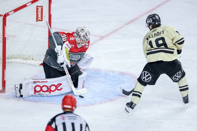 September 18, 2026, Hockey, DEL, Kölner Haie vs. Grizzlys Wolfsburg, Matchday 1, 2026–27 season, Lanxess Arena, Cologne. Goalie Janne Juvonen of the Kölner Haie makes a save against Dustin Willhöft of the Grizzlys Wolfsburg, 19, in North Rhine-Westphalia, Germany