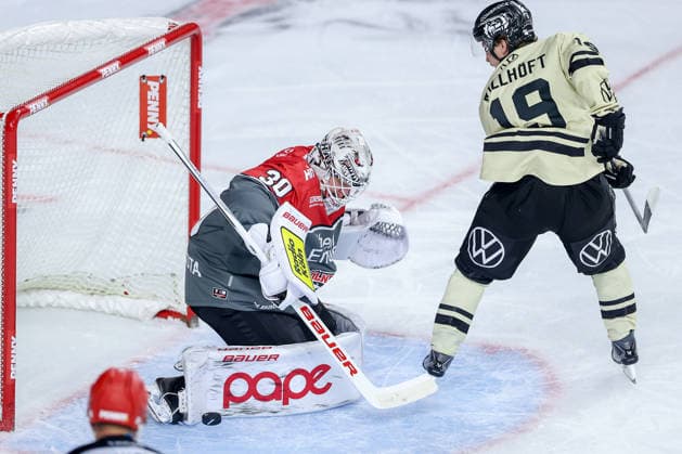 September 18, 2026, Hockey, DEL, Kölner Haie vs. Grizzlys Wolfsburg, Matchday 1, 2026–27 Season, Lanxess Arena, Cologne; Goalie Janne Juvonen of the Kölner Haie makes 30 saves against Dustin Willhöft of the Grizzlys Wolfsburg; 19, North Rhine-Westphalia, Germany