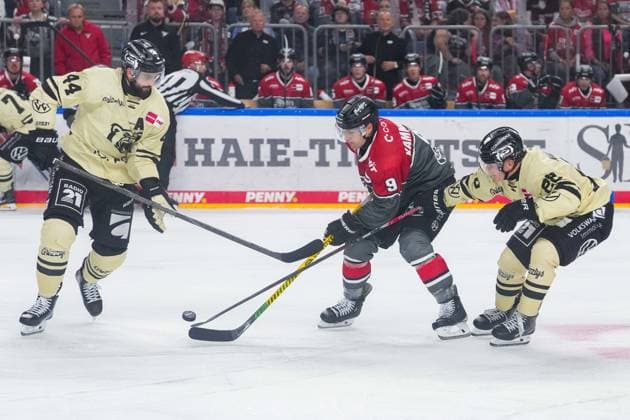 Ice Hockey: Penny DEL, Matchday 1—Cologne Sharks vs. Wolfsburg Grizzlys on September 18, 2026, at the Lanxess Arena in Cologne. Julian Melchiori (Wolfsburg), left: Maximilian Kammerer (Cologne), center: Ross Mauermann (Wolfsburg), right: In accordance with the regulations of the DEL (German Ice Hockey League), the publication and further use of the footage in electronic media and on devices of any kind during the game is not permitted. xDMx