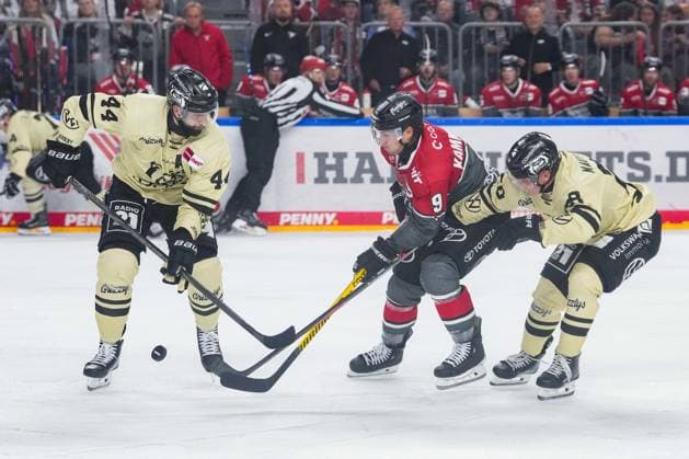 Ice Hockey: Penny DEL, Matchday 1—Cologne Sharks vs. Wolfsburg Grizzlys on September 18, 2026, at the Lanxess Arena in Cologne. Julian Melchiori (Wolfsburg), left: Maximilian Kammerer (Cologne), center: Ross Mauermann (Wolfsburg), right: In accordance with the regulations of the DEL (German Ice Hockey League), the publication and further use of the footage in electronic media and on devices of any kind during the game is not permitted. xDMx