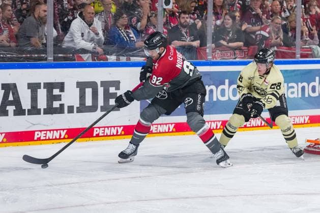 Ice Hockey: Penny DEL, Matchday 1—Cologne Sharks vs. Wolfsburg Grizzlys on September 18, 2026, at the Lanxess Arena in Cologne. Marcel Noebels (Cologne), on the left, Ross Mauermann of Wolfsburg; on the right. In accordance with the regulations of the DEL (German Ice Hockey League), the publication and further use of the footage in electronic media and on devices of any kind during the game is not permitted. xDMx