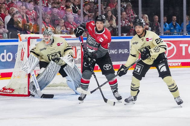 Ice Hockey Penny DEL Matchday 1: Kölner Haie vs. Grizzlys Wolfsburg on September 18, 2026, at the Lanxess Arena in Cologne. Dustin Strahlmeier (Wolfsburg), left: Frederik Storm (Cologne), center: Madison Bowey (Wolfsburg), right: In accordance with the regulations of the DEL (German Ice Hockey League), the publication and further use of the footage in electronic media and on devices of any kind during the game is not permitted. xDMx