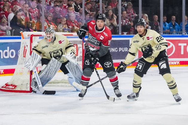 Ice Hockey Penny DEL Matchday 1: Kölner Haie vs. Grizzlys Wolfsburg on September 18, 2026, at the Lanxess Arena in Cologne. Dustin Strahlmeier (Wolfsburg), left: Frederik Storm (Cologne), center: Madison Bowey (Wolfsburg), right: In accordance with the regulations of the DEL (German Ice Hockey League), the publication and further use of the footage in electronic media and on devices of any kind during the game is not permitted. xDMx