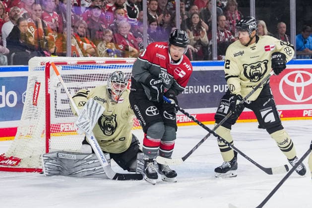 Ice Hockey Penny DEL Matchday 1: Kölner Haie vs. Grizzlys Wolfsburg on September 18, 2026, at the Lanxess Arena in Cologne. Dustin Strahlmeier (Wolfsburg), left: Frederik Storm (Cologne), center: Madison Bowey (Wolfsburg), right: In accordance with the regulations of the DEL (German Ice Hockey League), the publication and further use of the footage in electronic media and on devices of any kind during the game is not permitted. xDMx