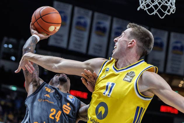 Basketball, Men s Bundesliga, Alba Berlin vs. Niners Chemnitz, Uber Arena on September 18, 2026, in Berlin; Joe Wieskamp of ALBA Berlin battles Cobe Williams of the Niners Chemnitz for the ball; Alba Berlin vs. Niners Chemnitz