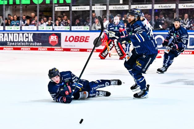 Julian Napravnik, Iserlohn Roosters, 75; Tyler Boland, Iserlohn Roosters, 10, GER, Iserlohn Roosters vs. ERC Ingolstadt, Ice Hockey, Penny DEL, Matchday 1, 2026–2027 Season, September 19, 2026, GER, Iserlohn Roosters vs. ERC Ingolstadt, Ice Hockey, Penny DEL, Matchday 1, 2026–2027 Season, September 19, 2026, Iserlohn Copyright: xJonasxBrockmann Eibner-Pressefotx EP_JBN