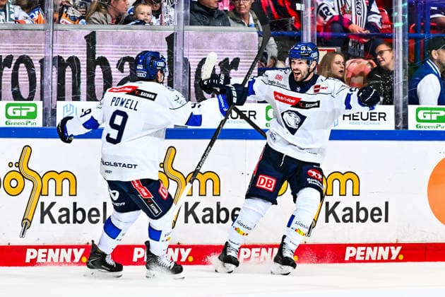 Goal celebration, cheers, joy from goal scorer Austen Keating, ERC Ingolstadt, 89 Myles Powell, ERC Ingolstadt, 9, GER, Iserlohn Roosters vs. ERC Ingolstadt, ice hockey, Penny DEL, Matchday 1, 2026–2027 season, September 19, 2026, GER, Iserlohn Roosters vs. ERC Ingolstadt, Ice Hockey, Penny DEL, Matchday 1, 2026–2027 season, September 19, 2026, Iserlohn Copyright: xJonasxBrockmann Eibner-Pressefotx EP_JBN