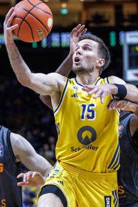 Basketball, Men s Bundesliga, Alba Berlin vs. Niners Chemnitz, Uber Arena on September 18, 2026, in Berlin. Martin Hermannsson of ALBA Berlin scores a basket. Alba Berlin vs. Niners Chemnitz