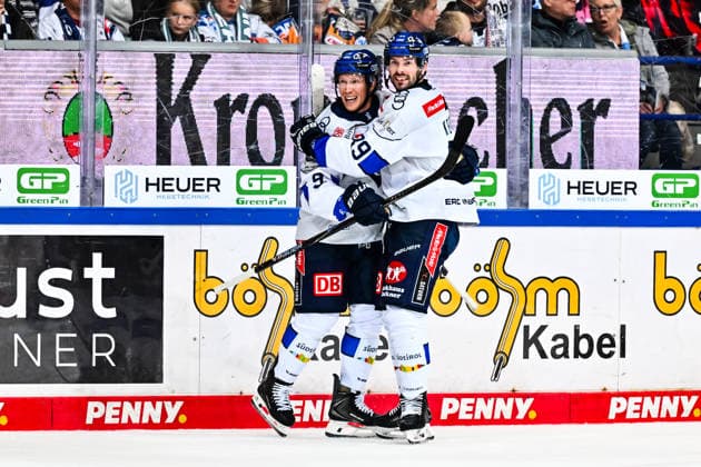 Goal celebration, cheers, joy from goal scorer Austen Keating, ERC Ingolstadt, 89 Myles Powell, ERC Ingolstadt, 9, GER, Iserlohn Roosters vs. ERC Ingolstadt, ice hockey, Penny DEL, Matchday 1, 2026–2027 season, September 19, 2026, GER, Iserlohn Roosters vs. ERC Ingolstadt, ice hockey, Penny DEL, Matchday 1, 2026–2027 season, September 19, 2026, Iserlohn Copyright: xJonasxBrockmann Eibner-Pressefotx EP_JBN