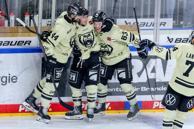 September 18, 2026, Ice Hockey, DEL, Kölner Haie vs. Grizzlys Wolfsburg, Matchday 1, 2026–27 Season, Lanxess Arena, Cologne: Celebrations after the 5–3 goal by Tyler Morley (Grizzlys Wolfsburg 86), along with Julian Melchiori (Grizzlys Wolfsburg 44) and Luis Schinko (Grizzlys Wolfsburg 63), North Rhine-Westphalia, Germany