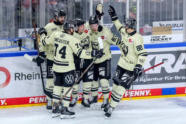 September 18, 2026, Ice Hockey, DEL, Kölner Haie vs. Grizzlys Wolfsburg, Matchday 1, 2026–27 Season, Lanxess Arena, Cologne: Celebrations after the goal that made it 5–3 by Tyler Morley (Grizzlys Wolfsburg 86), along with Julian Melchiori (Grizzlys Wolfsburg 44), Luis Schinko (Grizzlys Wolfsburg 63), and Les Lancaster (Grizzlys Wolfsburg 74), North Rhine-Westphalia, Germany