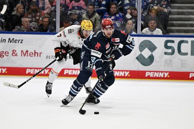From left to right: Ty Glover, Loewen Frankfurt 7, Thomas Schemitsch, Schwenninger Wild Wings; Thomas Schemitsch, Schwenninger Wild Wings; Schwenninger Wild Wings vs. Loewen Frankfurt, DEL, Regular Season, Game 1, 2026–2027 Season, September 18, 2026: Schwenninger Wild Wings vs. Loewen Frankfurt, DEL, Regular Season, Game 1, 2026–2027 Season, September 18, 2026, Schwenningen Copyright: xEibner-Pressefoto SvenxLaeglerx EP_SVL