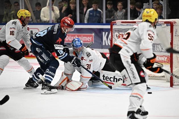 From left to right: Eric Cornel (Schwenninger Wild Wings) 18, Adam Scheel (Loewen Frankfurt) 31, blocks a shot. Schwenninger Wild Wings vs. Loewen Frankfurt, DEL, Regular Season, Game 1, 2026–2027 Season, 20260918 Schwenninger Wild Wings vs. Loewen Frankfurt, DEL, Regular Season, Game 1, 2026–2027 Season, 20260918 Schwenningen Copyright: xEibner-Pressefoto SvenxLaeglerx EP_SVL