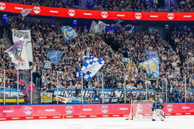 Munich fans in the North Stand behind goalkeeper Mathias Niederberger, EHC Red Bull Munich, 35 GER, EHC Red Bull Munich vs. Adler Mannheim, ice hockey, DEL, 2026–2027 season, Matchday 1, September 18, 2026. Photo by HMB Media, Heike Feiner Copyright: HMBxMedia HeikexFeiner