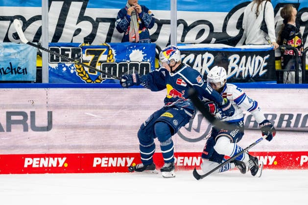 Battle for the Puck: A duel between Elis Hede of EHC Red Bull Munich, 10, and Dan Renouf of Adler Mannheim, 04 (GER), EHC Red Bull Munich vs. Adler Mannheim, Ice Hockey, DEL, 2026–2027 Season, Matchday 1, September 18, 2026. Photo: HMB Media, Heike Feiner Copyright: HMBxMedia HeikexFeiner