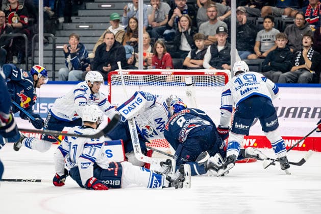 Heavy action around Tobias Rieder of EHC Red Bull Munich, No. 08, and the Mannheim defense in front of the net of goaltender Maximilian Franzreb, Adler Mannheim, No. 56 GER, EHC Red Bull Munich vs. Adler Mannheim, ice hockey, DEL, 2026–2027 season, Matchday 1, September 18, 2026 Photo: HMB Media, Heike Feiner Copyright: HMBxMedia HeikexFeiner