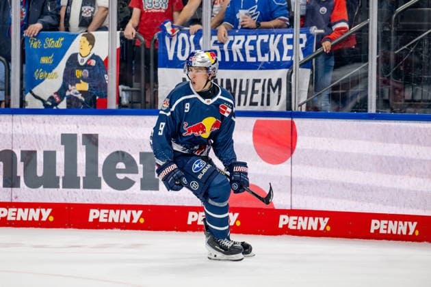 Moritz Warnecke of EHC Red Bull Munich, 09, celebrates his first DEL goal to make it 2–1; the Mannheim fans in the stands behind him aren’t too happy about it GER, EHC Red Bull Munich vs. Adler Mannheim, Ice Hockey, DEL, 2026–2027 Season, Matchday 1, September 18, 2026. Photo: HMB Media, Heike Feiner Copyright: HMBxMedia HeikexFeiner