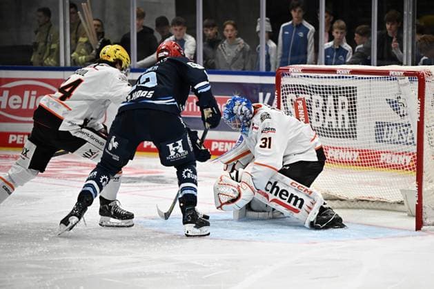 From left to right: Vadim Schreiner, Schwenninger Wild Wings; Adam Scheel, Loewen Frankfurt; 31 blocks a shot. Schwenninger Wild Wings vs. Loewen Frankfurt, DEL, Regular Season, Game 1, 2026–2027 Season, 20260918 Schwenninger Wild Wings vs. Loewen Frankfurt, DEL, Regular Season, Game 1, 2026–2027 Season, 20260918 Schwenningen Copyright: xEibner-Pressefoto SvenxLaeglerx EP_SVL