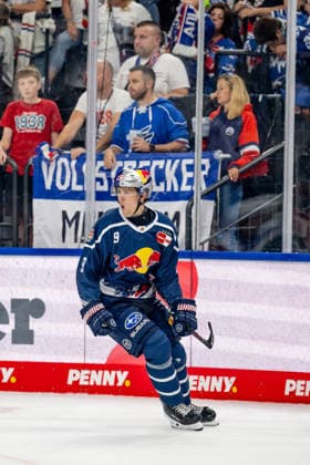 Moritz Warnecke of EHC Red Bull Munich, 09, celebrates his first DEL goal to make it 2–1; the Mannheim fans in the stands behind him aren’t too happy about it GER, EHC Red Bull Munich vs. Adler Mannheim, Ice Hockey, DEL, 2026–2027 Season, Matchday 1, September 18, 2026. Photo: HMB Media, Heike Feiner Copyright: HMBxMedia HeikexFeiner