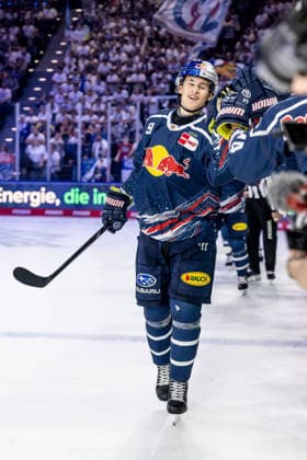 Moritz Warnecke, EHC Red Bull Munich, No. 9, high-fiving teammates at the bench after scoring the goal that made it 2–1 for GER, EHC Red Bull Munich vs. Adler Mannheim, ice hockey, DEL, 2026–2027 season, Matchday 1, September 18, 2026. Photo: HMB Media, Heike Feiner Copyright: HMBxMedia HeikexFeiner