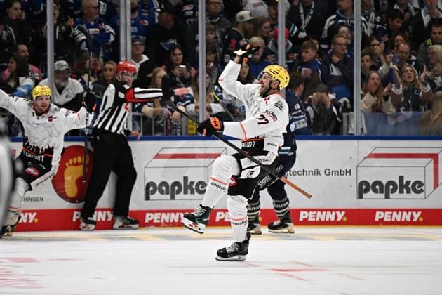 Celebration by Daniel Pfaffengut Loewen Frankfurt 77 Schwenninger Wild Wings vs. Loewen Frankfurt, DEL, Regular Season, Game 1, 2026–2027 Season, September 18, 2026: Schwenninger Wild Wings vs. Loewen Frankfurt, DEL, Regular Season, Game 1, 2026–2027 Season, September 18, 2026, Schwenningen Copyright: xEibner-Pressefoto SvenxLaeglerx EP_SVL