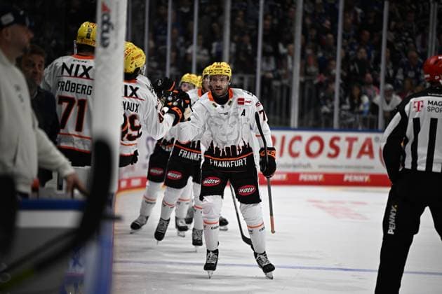 Celebration by Daniel Pfaffengut Loewen Frankfurt 77 Schwenninger Wild Wings vs. Loewen Frankfurt, DEL, Regular Season, Game 1, 2026–2027 Season, September 18, 2026: Schwenninger Wild Wings vs. Loewen Frankfurt, DEL, Regular Season, Game 1, 2026–2027 Season, September 18, 2026, Schwenningen Copyright: xEibner-Pressefoto SvenxLaeglerx EP_SVL