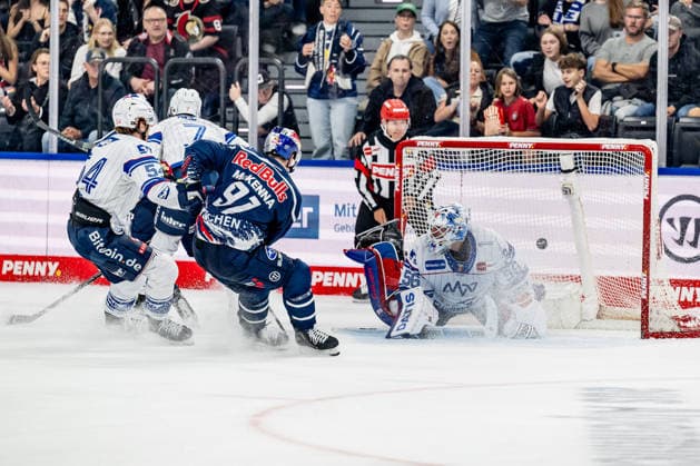 Jeremy McKenna of EHC Red Bull Munich (91) watches as the puck finds the back of the net for a 3-1 lead past goalkeeper Maximilian Franzreb of Adler Mannheim (56), GER, EHC Red Bull Munich vs. Adler Mannheim, ice hockey, DEL, 2026–2027 season, Matchday 1, September 18, 2026. Photo: HMB Media, Heike Feiner Copyright: HMBxMedia HeikexFeiner