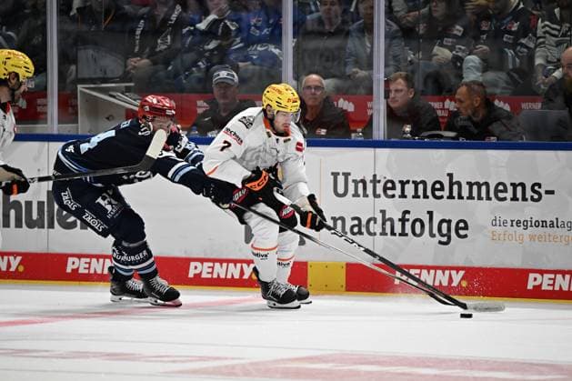 From left to right: Curtis Valk (Schwenninger Wild Wings) 14, Ty Glover (Loewen Frankfurt) 7. Schwenninger Wild Wings vs. Loewen Frankfurt, DEL, Regular Season, Game 1, 2026–2027 Season, September 18, 2026 Schwenninger Wild Wings vs. Loewen Frankfurt, DEL, Regular Season, Game 1, 2026–2027 Season, September 18, 2026 Schwenningen Copyright: xEibner-Pressefoto SvenxLaeglerx EP_SVL