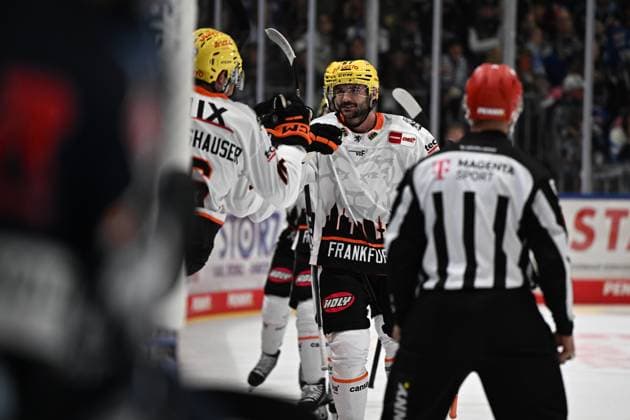 Celebration, from left to right: Ty Glover, Loewen Frankfurt 7; Matthew Wedman, Loewen Frankfurt 67; Schwenninger Wild Wings vs. Loewen Frankfurt, DEL, Regular Season, Game 1, 2026–2027 Season, September 18, 2026: Schwenninger Wild Wings vs. Loewen Frankfurt, DEL, Regular Season, Game 1, 2026–2027 Season, September 18, 2026, Schwenningen Copyright: xEibner-Pressefoto SvenxLaeglerx EP_SVL