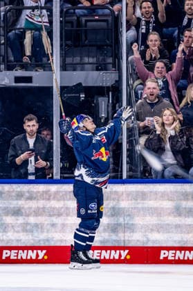 Dominik Kahun of EHC Red Bull Munich, 21, celebrates his second goal to make it 3–1 for GER, EHC Red Bull Munich vs. Adler Mannheim, ice hockey, DEL, 2026–2027 season, Matchday 1, September 18, 2026. Photo by HMB Media, Heike Feiner Copyright: HMBxMedia HeikexFeiner