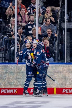 Jeremy McKenna of EHC Red Bull Munich (91) celebrates with Dominik Kahun of EHC Red Bull Munich (21) after Kahun scores his second goal to make it 3–1 GER, EHC Red Bull Munich vs. Adler Mannheim, ice hockey, DEL, 2026–2027 season, Matchday 1, September 18, 2026. Photo: HMB Media, Heike Feiner Copyright: HMBxMedia HeikexFeiner