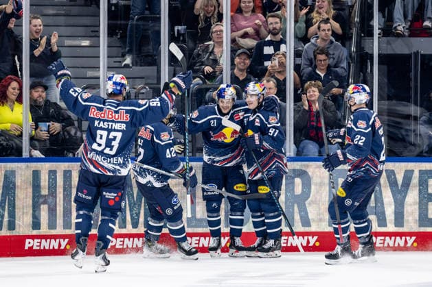 The Munich fans cheer for Dominik Kahun of EHC Red Bull Munich, 21, as he scores his second goal to make it 3–1 GER, EHC Red Bull Munich vs. Adler Mannheim, ice hockey, DEL, 2026–2027 season, Matchday 1, September 18, 2026 Photo: HMB Media, Heike Feiner Copyright: HMBxMedia HeikexFeiner