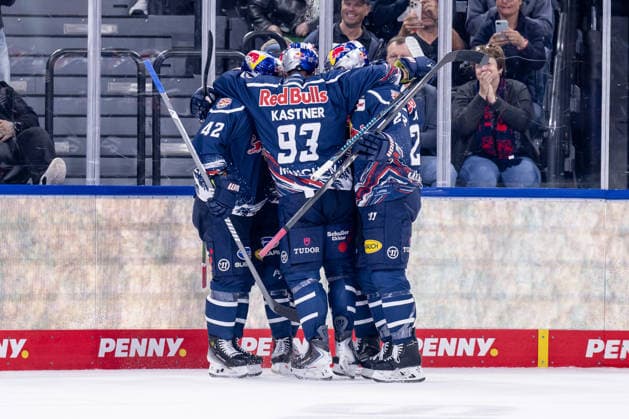The Munich fans cheer for Dominik Kahun of EHC Red Bull Munich, 21, as he scores his second goal to make it 3–1 GER, EHC Red Bull Munich vs. Adler Mannheim, ice hockey, DEL, 2026–2027 season, Matchday 1, September 18, 2026 Photo: HMB Media, Heike Feiner Copyright: HMBxMedia HeikexFeiner