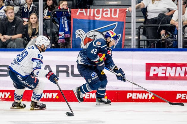 Yasin Ehliz, EHC Red Bull Munich, No. 42, being checked by Luke Esposito, Adler Mannheim, No. 19 (GER), EHC Red Bull Munich vs. Adler Mannheim, ice hockey, DEL, 2026–2027 season, Matchday 1, September 18, 2026 Photo: HMB Media, Heike Feiner Copyright: HMBxMedia HeikexFeiner