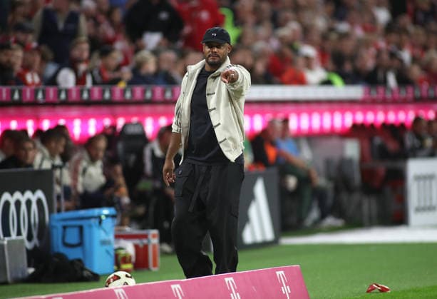 Soccer, Men s, Bundesliga, 2026–2027 Season, FC Bayern Munich vs. 1. FC Union Berlin, Allianz Arena: Vincent Kompany, coach of FC Bayern Munich, raises his left arm. DFB and DFL regulations prohibit any use of photographs as image sequences and or quasi-video.