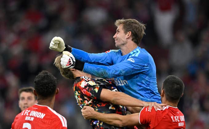 Penalty area play, Goalmouth action, header duel, tackle, goalkeeper Frederik Roennow (1 FC Union Berlin, FCU 01) scores against Harry Kane (FC Bayern Munich, FCB 09) with a header; Felix Uduokhai (1 FC Union Berlin, FCU 02) and Rani Khedira (1 FC Union Berlin, FCU 0)8 FC Bayern Munich FCB vs. 1 FC Union Berlin FCU September 18, 2026 DFL regulations prohibit any use of photographs as image sequences and or quasi-video FC Bayern Munich FCB vs. 1 FC Union Berlin FCU