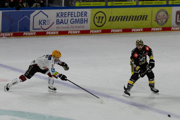 Krefeld, Germany, September 18, 2026 PENNY DEL 2026–2027 Game 1: Krefeld Pinguine vs. Fischtown Pinguins Bremerhaven Pictured, from left, in a one-on-one battle: Parker Tuomie of the Pinguins and Davis Vandane of Krefeld at YAYLA ARENA in North Rhine-Westphalia Copyright: xFotostandx xGoertzx