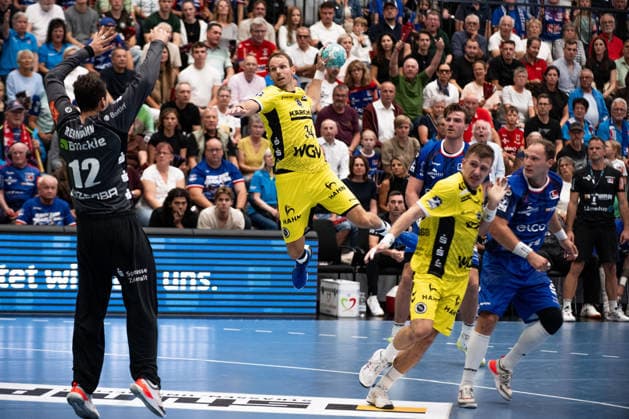 Kai Haefner, TVB Stuttgart, 34, vs. Daniel Rebmann, HBW Balingen Weilstetten, 12, goalkeeper , , HBW Balingen Weilstetten vs. TVB Stuttgart, GER, Opel 1 Handball Bundesliga, Championship, Matchday 5, 2026–2027 season, September 18, 2026, Eibner Press Photo by Andreas Ulmer, HBW Balingen Weilstetten vs. TVB Stuttgart, GER, Opel 1 Handball Bundesliga, Championship, Matchday 5, 2026–2027 season, September 18, 2026, Balingen Copyright: xEibner-Pressefoto AndreasxUlmerx EP_AUR