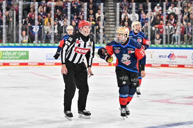 Penny DEL Nuremberg Ice Tigers vs. Augsburg Panthers, September 18, 2026, NUREMBERG, GERMANY, September 18. Pictured: Tyler SPEZIA of the Nuremberg Ice Tigers, No. 37, berating the visitors’ bench during the Penny DEL match between the Nuremberg Ice Tigers and the Augsburg Panthers on Matchday 1 at the PSD Bank Nuremberg Arena. Copyright: xBEAUTIFULxSPORTS Goldbergx