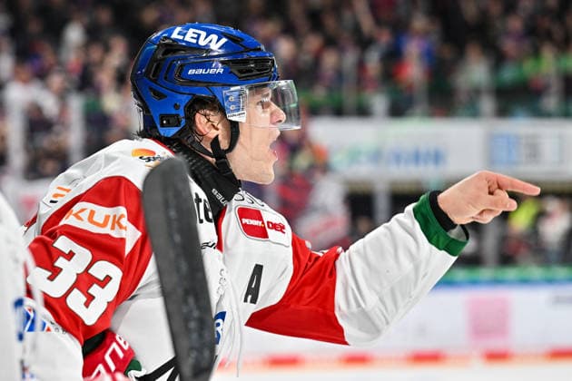 Penny DEL Nuremberg Ice Tigers vs. Augsburg Panthers, September 18, 2026, NUREMBERG, GERMANY September 18. Pictured: Tim WOHLGEMUTH of the Augsburg Panthers, No. 33, who is unhappy with a referee’s call. Furious during the Penny DEL match between the Nuremberg Ice Tigers and the Augsburg Panthers on Matchday 1 at the PSD Bank NuremNuremberg Arena Copyright: xBEAUTIFULxSPORTS Goldbergx