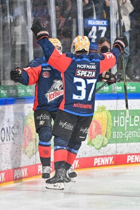 Penny DEL Nuremberg Ice Tigers vs. Augsburg Panthers, September 18, 2026 NUREMBERG, GERMANY September 18 Cheers from the home crowd after Evan BARRATT scores to make it 2–1 for the Nuremberg Ice Tigers. 10 goals, goal scorers, joy, happiness during the Penny DEL match between the Nuremberg Ice Tigers and the Augsburg Panthers on Matchday 1 at the PSD Bank Nuremberg Arena Copyright: xBEAUTIFULxSPORTS Goldbergx