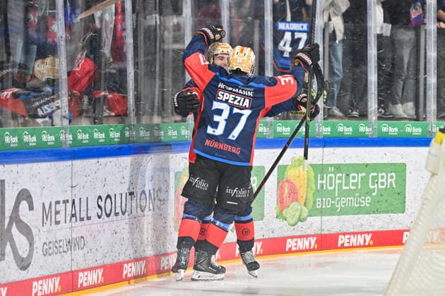 Penny DEL Nuremberg Ice Tigers vs. Augsburg Panthers, September 18, 2026 NUREMBERG, GERMANY September 18 Cheers from the home crowd after Evan BARRATT scores to make it 2–1 for the Nuremberg Ice Tigers. 10 goals, goal scorers, joy, happiness during the Penny DEL match between the Nuremberg Ice Tigers and the Augsburg Panthers on Matchday 1 at the PSD Bank Nuremberg Arena Copyright: xBEAUTIFULxSPORTS Goldbergx