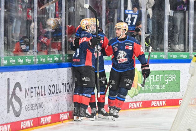 Penny DEL Nuremberg Ice Tigers vs. Augsburg Panthers, September 18, 2026 NUREMBERG, GERMANY September 18 Cheers from the home crowd after Evan BARRATT scores to make it 2–1 for the Nuremberg Ice Tigers. 10 goals, goal scorers, joy, happiness during the Penny DEL match between the Nuremberg Ice Tigers and the Augsburg Panthers on Matchday 1 at the PSD Bank Nuremberg Arena Copyright: xBEAUTIFULxSPORTS Goldbergx