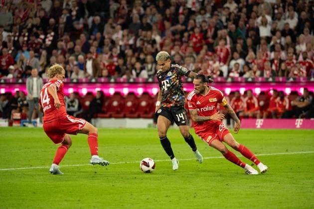 September 18, 2026: Soccer – FC Bayern Munich vs. Union Berlin, Matchday 4 of the Bundesliga 1 at the Allianz Arena in Munich; Luis Díaz (FC Bayern Munich), 14 vs. Leopold Querfeld (Union Berlin), 14, and Christopher Trimmel (Union Berlin), 28 IMPORTANT NOTICE: In accordance with DFL and DFB regulations, it is prohibited to use or allow the use of photographs taken in the stadium and or during the game in the form of sequential images and or video-like photo series. Copyright: xJamesxZabelx