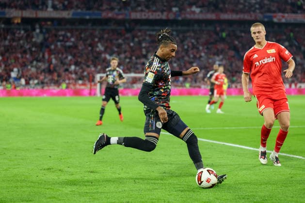 Michael Olise, FC Bayern Munich, No. 17 with the ball, with Tom Rothe, 1. FC Union Berlin, No. 15, GER, FC Bayern Munich vs. 1. FC Union Berlin, soccer, Bundesliga, Matchday 4, 2026–2027 season, September 18, 2026, DFL and DFB regulations prohibit any use of photographs as image sequences and or quasi-video, GER, FC Bayern Munich vs. 1. FC Union Berlin, soccer, Bundesliga, Matchday 4, 2026–2027 season, September 18, 2026, Munich Copyright: xEibner-Pressefoto JennixMaulx EP_JML