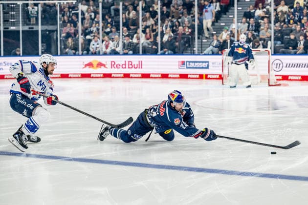 Battle for the Puck: Face-off between Kris Bennett of Adler Mannheim, 21, and Ryan Murphy of EHC Red Bull Munich, 24 (GER), EHC Red Bull Munich vs. Adler Mannheim, Ice Hockey, DEL, 2026–2027 Season, Matchday 1, September 18, 2026 Photo: HMB Media, Heike Feiner Copyright: HMBxMedia HeikexFeiner