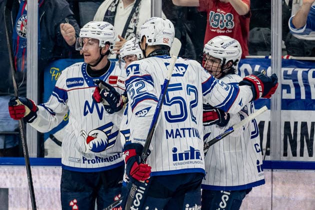 The Mannheim fans cheer for Max Calce of Adler Mannheim, 39, after his goal to make it 3–2 GER, EHC Red Bull Munich vs. Adler Mannheim, Ice Hockey, DEL, 2026–2027 Season, Matchday 1, September 18, 2026. Photo: HMB Media, Heike Feiner Copyright: HMBxMedia HeikexFeiner