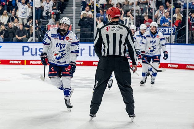 Max Calce of Adler Mannheim, 39, returning to the bench after scoring to make it 3–2 for GER, EHC Red Bull Munich vs. Adler Mannheim, Ice Hockey, DEL, 2026–2027 Season, Matchday 1, September 18, 2026. Photo: HMB Media, Heike Feiner Copyright: HMBxMedia HeikexFeiner